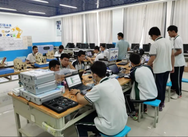 耐心交流解说科创教育对孩子归纳才能创新思维培养的重要性