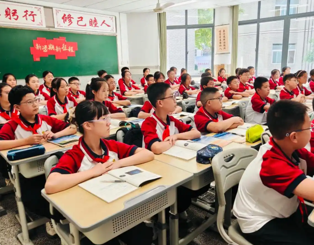 鼓舞校园充分利用校园周边公园绿地时时可及的校内微运动场 鼓舞校园充分利用校园周边公园绿地时时可及的校内微运动场